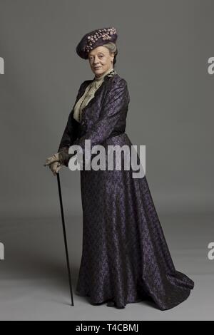 MAGGIE SMITH dans DOWNTON ABBEY (2010). Saison 1. Credit : CARNIVAL FILMS / Album Banque D'Images