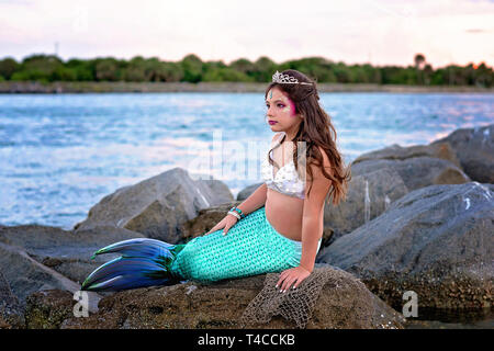 Sur les rochers mermaid Tween Banque D'Images