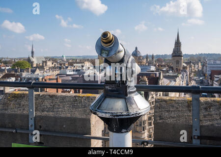 Télescope à pièces sur la plate-forme panoramique sur le toit de la tour Carfax 12ème siècle à Oxford, UK Banque D'Images