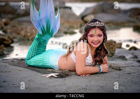 Sur les rochers mermaid Tween Banque D'Images