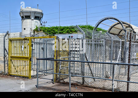 Eyal checkpoint, Qalqilya - Cisjordanie. Le mur israélien qui entoure la ville en fait une ville fortifiée, l'apartheid illégal selon les résolutions de l'ONU Banque D'Images