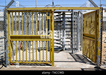 Eyal checkpoint, Qalqilya - Cisjordanie. Le mur israélien qui entoure la ville en fait une ville fortifiée, l'apartheid illégal selon les résolutions de l'ONU Banque D'Images