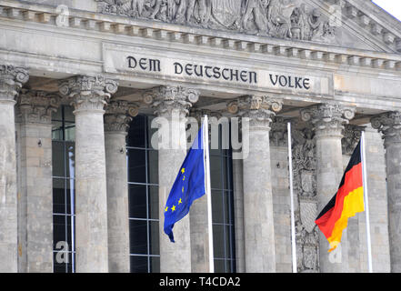 Drapeaux européens et allemands avant le Reichtag, Berlin, Allemagne Banque D'Images