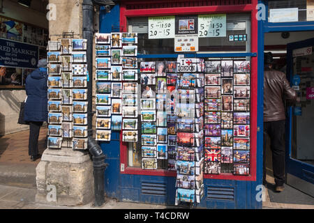 Des présentoirs de cartes postales sur l'affichage à l'extérieur d'un magasin de souvenirs à Oxford, UK Banque D'Images