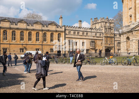 Les touristes de prendre des photographies en Radcliffe Square, Université d'Oxford, Oxford, Royaume-Uni Banque D'Images