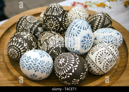 Les oeufs de Pâques en bois artisanaux colorés vendus dans l'artisanat traditionnel annuel juste à Vilnius, Lituanie Banque D'Images