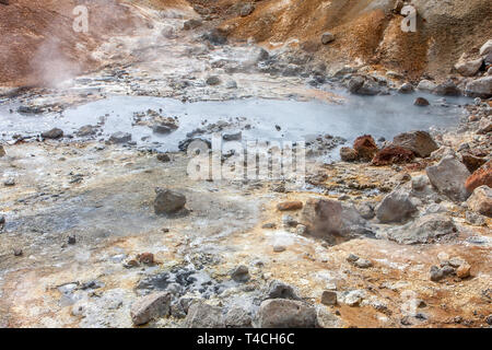 Vue de la vapeur chaude, Salt Springs sulfurique émettant dans la crevasse, Krysuvík, Islande Banque D'Images