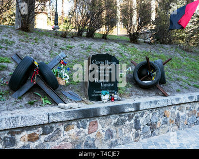 Monument de fortune pour commémorer les victimes des manifestations à Maidan Nezalezhnosti Maidan (carré) dans le centre de Kiev, 2019. À la suite des émeutes du 20 Banque D'Images