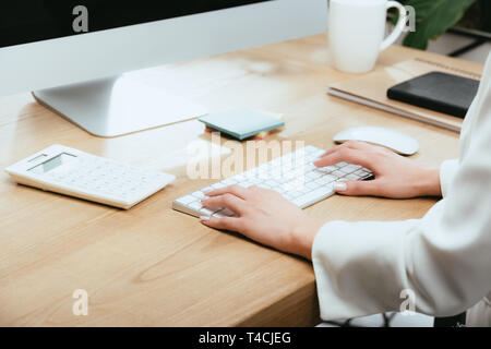 Portrait de femme adulte, la saisie sur clavier d'ordinateur Banque D'Images