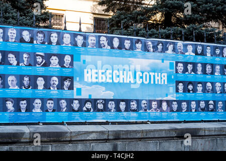 Pancarte avec des noms et des images de manifestants tués dans l'émeutes 2013/14 à Kiev lors des protestations à Maidan Nezalezhnosti Maidan (Square). Follo Banque D'Images