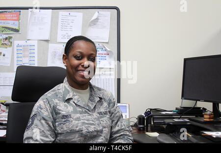 Tech. Le Sgt. Danita Jones, 111e Escadron de soutien de la Force d'un spécialiste à distance à des ressources humaines, prend une pause de poser pour une photo à Horsham Air Guard Station, Horsham, PA, le 18 mars 2019. Jones est un travail à temps plein d'un membre qui fournit des directives sur la région de programme de traitement de texte pour le personnel nouvellement embauché avec la 111e Escadre d'attaque. Banque D'Images