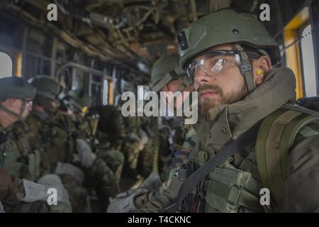 Royal Dutch Marines avec 2e Peloton, 32e Escadron des raids, se préparent à mener un exercice rapide à la corde d'un CH-53E Super Stallion marines de l'Escadron 366 hélicoptères lourds (HMH-366) au cours de l'aide bilatérale néerlandaise (Néerlandais) exercice annuel d'entraînement, sur Camp Lejeune, en Caroline du Nord, le 19 mars 2019. Aide néerlandaise apporte des Marines américains et Royal Dutch Marines ensemble pour renforcer les relations et d'accroître l'interopérabilité. Banque D'Images