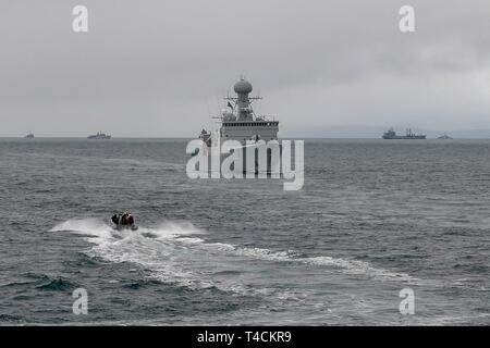 CHANNEL (Mar. 20, 2019) Les marins de l'USS destroyer lance-missiles (DDG 107) Gravement la frégate de patrouille approche danois HDMS Thetis (F 357) dans une embarcation pneumatique à coque rigide (RHIB) pendant une pollinisation croisée de l'exercice. Gravement sont en cours sur un déploiement de service comme le fleuron du 1er Groupe maritime permanent de l'OTAN à mener des opérations maritimes et fournir une capacité maritime continue de l'OTAN dans le nord de l'Atlantique. Banque D'Images