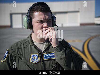 Grieger Jacob Navigant de première classe, 14e Escadron de transport aérien master charge, communique à un C-17 Globemaster III pilote à Joint Base Charleston, Caroline du Sud, le 18 mars 2019, juste avant le décollage. Les arrimeurs sont responsables de chargement correctement, la sécurité et l'escorte des marchandises et des passagers avant et après chaque vol. Banque D'Images