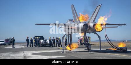 OAK Harbor, Washington (20 mars 2019) membres de la région nord-ouest de la Marine Fire & Emergency Services (FES) NRNW Trois Bataillon observer un incendie réel simulation d'une prop FA-18F Super Hornet à bord Naval Air Station (NAS) l'île de Whidbey. Les membres de la FES NRNW effectuée trois bataillon de familiarisation opérationnelle la nouvelle FA-18F Super Hornet simulateur dans la préparation de la tenue des exercices de tir réel sur NAS Whidbey Island pour améliorer la sécurité et l'efficacité opérationnelle. Banque D'Images