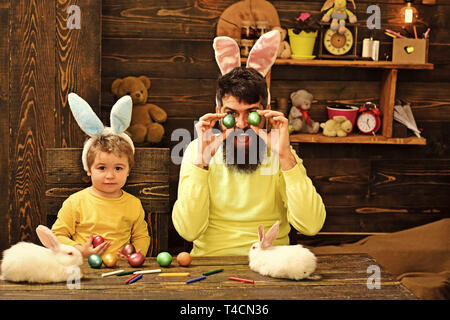 Famille Pâques avec de fausses oreilles de lapin. Banque D'Images