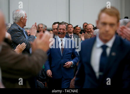 Nigel Farage arrive à livrer un discours lors d'un Brexit Partie rassemblement à Brighton City Airport de West Sussex. Banque D'Images