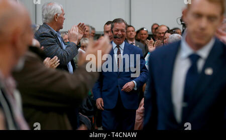 Nigel Farage arrive à livrer un discours lors d'un Brexit Partie rassemblement à Brighton City Airport de West Sussex. Banque D'Images