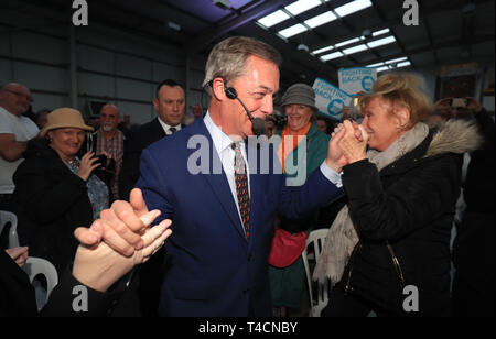 Nigel Farage arrive à livrer un discours lors d'un Brexit Partie rassemblement à Brighton City Airport de West Sussex. Banque D'Images