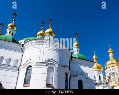 La Laure de Pechersk de Kiev (Monastère de la grotte), Kiev, Ukraine : Le réfectoire avec l'église cathédrale de la Dormition à l'arrière-plan Banque D'Images