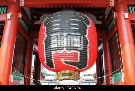 Grande lanterne de papier rouge à la porte , le temple Senso-ji à Asakusa, Japon Banque D'Images