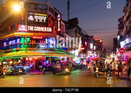 La vie de la rue, la vie nocturne, Le coin Bar, Discothèque 136, Phnom Penh, Cambodge Banque D'Images