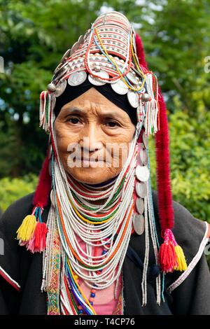 Femme Akha avec des bijoux en argent et coiffe, portrait, tribus des collines, montagnes, province du nord de la Thaïlande, Chiang Rai, Thaïlande Banque D'Images