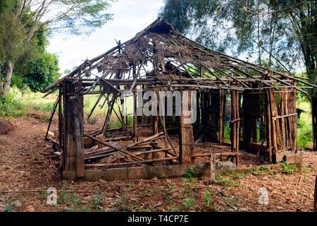 Une cabane en ruine dans un village Akha, tribus montagnardes, les habitants des montagnes, province de Chiang Rai, dans le nord de la Thaïlande, Thaïlande Banque D'Images