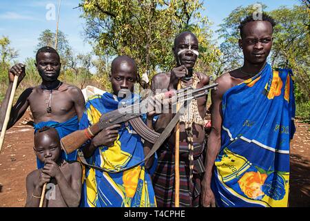 Les hommes, à partir de la tribu Mursi, l'un avec l'homme de Kalachnikov, le Parc National de Mago, Nationalités et Peuples du Sud, l'Éthiopie Région' Banque D'Images