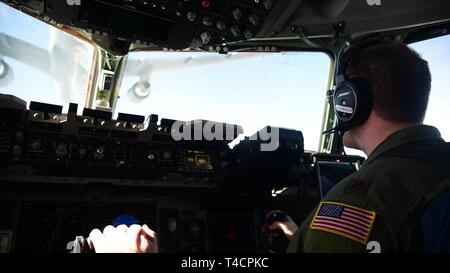 Le major James Johnson, un pilote affecté au 3ème escadron de transport aérien, Dover Air Force Base, Del., vole un C-17 Globemaster III au cours de la formation en vol sur un Boeing KC-46A Pegasus le 22 mars 2019 près de Fairchild Air Force Base, dans l'état de la formation marque la première fois un avion Dover AFB et 3ème escadron de transport aérien C-17 a ravitaillé avec le nouveau ravitailleur KC-46 Banque D'Images