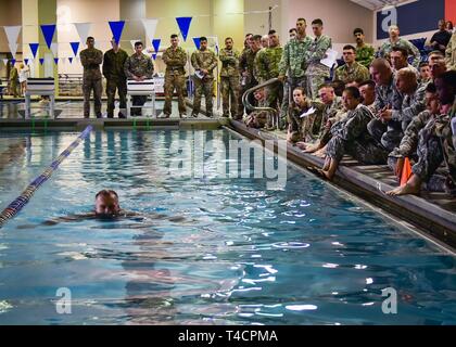 La Nouvelle Orléans (22 mars 2019) Le lieutenant-colonel Robert Wagner, 377Commande Soutien Théâtre Agent de formation, témoigne de natation acceptable d'utiliser tout en essayant de se qualifier pour les Forces armées allemandes pour Badge de compétence militaire à l'Université de New Orleans Centre aquatique du 22 mars. Les Forces armées allemandes d'un insigne pour les militaires officielles est l'une des plusieurs centaines de bourses étrangères approuvées pour l'usure sur les uniformes militaires des États-Unis. Pour être admissibles, les participants sont testés dans leurs prouesses physiques, adresse au tir, les premiers soins, et les connaissances des armes nucléaires, biologiques et chimiques. Banque D'Images