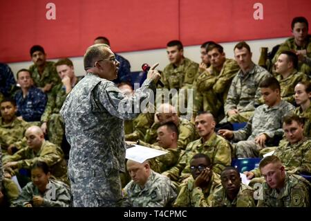 La Nouvelle Orléans (22 mars 2019) Le lieutenant-colonel Robert Wagner, 377Commande Soutien Théâtre Agent de formation, décrit le calendrier des événements avant de tenter de se qualifier pour les Forces armées allemandes pour Badge de compétence militaire à l'Université de New Orleans Centre aquatique du 22 mars. Les Forces armées allemandes d'un insigne pour les militaires officielles est l'une des plusieurs centaines de bourses étrangères approuvées pour l'usure sur les uniformes militaires des États-Unis. Pour être admissibles, les participants sont testés dans leurs prouesses physiques, adresse au tir, les premiers soins, et les connaissances des armes nucléaires, biologiques et chimiques. Banque D'Images