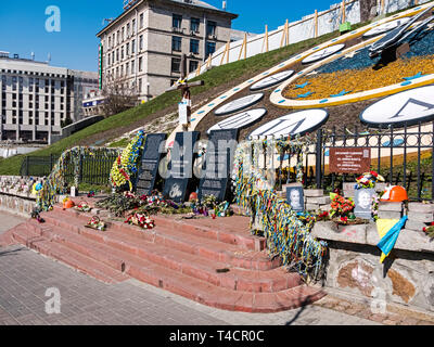 Sur Heroyiv Nebesnoyi memorial de fortune Sotni Alley pour commémorer les victimes des manifestations à Maidan Nezalezhnosti Maidan (carré) dans le centre de Kiev Banque D'Images