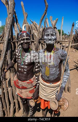 Le vieil homme de la tribu des Karo avec face painting, body painting, village Karo Duss, vallée de l'Omo, Ethiopie du sud, région de l'Omo, Ethiopie Banque D'Images