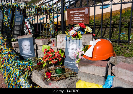 Sur Heroyiv Nebesnoyi memorial de fortune Sotni Alley pour commémorer les victimes des manifestations à Maidan Nezalezhnosti Maidan (carré) dans le centre de Kiev Banque D'Images