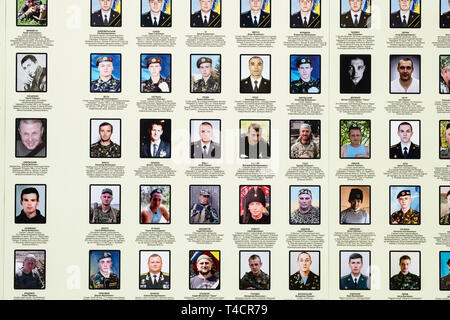 La guerre dans le Donbass : noms et les photos des soldats tués dans le pro-russe uprest dans le Donbass région sont affichées sur les murs extérieurs de Saint Mich Banque D'Images