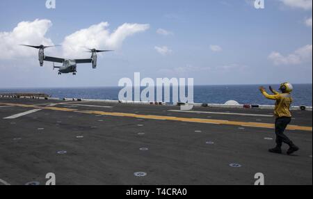 Golfe d'ADEN (23 mars 2019) - Une MV-22 Osprey avec la 22e Marine Expeditionary Unit se prépare à atterrir sur le poste de pilotage de la classe Wasp-navire d'assaut amphibie USS Kearsarge (LHD-3) lors d'une récupération d'aéronefs tactiques et de répétition de missions du personnel. La formation prépare à entrer dans les zones marines combatif et récupérer ou détruire des matériaux sensibles ainsi que la reprise du personnel. Marines et de marins avec la 22e MEU et Amphibie Kearsarge Groupe sont actuellement déployés dans le domaine de la 5e flotte américaine des opérations à l'appui des opérations navales pour assurer la stabilité et la sécurité maritime Banque D'Images