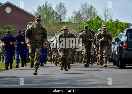 BELLE CHASSE, en Louisiane (22 mars 2019) Servicemembers stationnés dans la région de La Nouvelle-Orléans plus commencer un 12K ruck mars tout en essayant de se qualifier pour les Forces armées allemandes pour Badge de compétence militaire le 22 mars. Les Forces armées allemandes d'un insigne pour les militaires officielles est l'une des plusieurs centaines de bourses étrangères approuvées pour l'usure sur les uniformes militaires des États-Unis. Pour être admissibles, les participants sont testés dans leurs prouesses physiques, adresse au tir, les premiers soins, et les connaissances des armes nucléaires, biologiques et chimiques. Banque D'Images