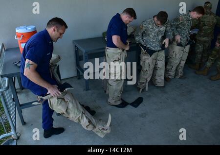 BELLE CHASSE, en Louisiane (22 mars 2019) Servicemembers don d'armes chimiques, biologiques et nucléaires de protection d'attaque tout en essayant de se qualifier pour les Forces armées allemandes pour Badge de compétence militaire à l'Université de New Orleans Centre aquatique du 22 mars. Les Forces armées allemandes d'un insigne pour les militaires officielles est l'une des plusieurs centaines de bourses étrangères approuvées pour l'usure sur les uniformes militaires des États-Unis. Pour être admissibles, les participants sont testés dans leurs prouesses physiques, adresse au tir, les premiers soins, et les connaissances des armes nucléaires, biologiques et chimiques. Banque D'Images