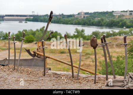 Ensemble de zaporogues Sich cosaque ukrainien sabres et épées avec hydroelectro Dneproges station dans l'arrière-plan. Banque D'Images