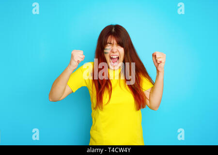 Femme est socccer en fan t-shirt jaune Banque D'Images