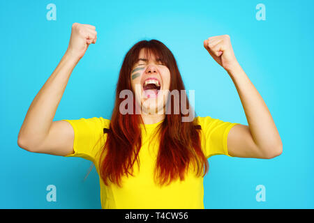 Femme est socccer en fan t-shirt jaune Banque D'Images