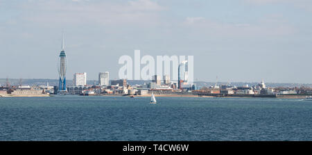 La tour Spinnaker de Portsmouth et la côte de l'embarcadère sur le côté sud Banque D'Images