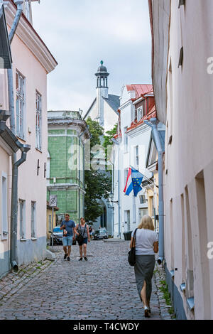 Tallinn, Estonie, 10 août : les touristes à pied à travers les rues étroites de Tallinn, le 10 août 2017. Banque D'Images