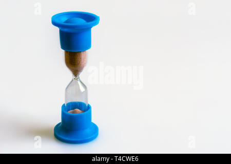 Avec Hourglass base bleu sur fond blanc. Banque D'Images