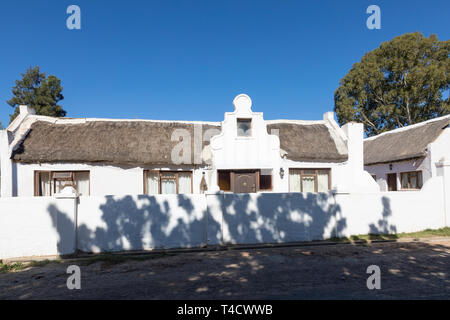 Historique ancienne chaume traditionnel cottage Cape Dutch avec gable dans ville de McGregor, anciennement de Lady Grey, Robertson Wine Valley, en Banque D'Images