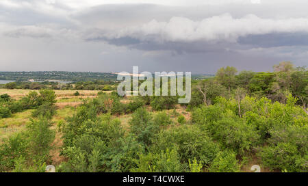 Thunder ciel au-dessus de paysage d'été sur l'île Khortytsia et Dniepr, l'Ukraine Banque D'Images