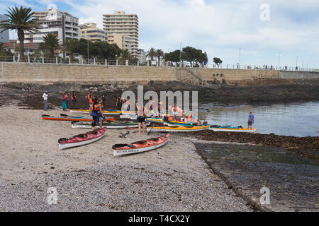 Les touristes au Cap de prendre des photos de l'autre avant qu'ils entrent dans leurs kayaks pour un aller-retour excursion sur l'océan pendant les vacances d'été Banque D'Images