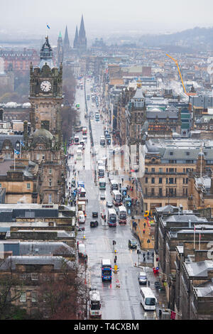 Vue du Monument Nelson, Calton Hill, à Édimbourg. GV, Princes street, le Balmoral, Bus, bus, mist Banque D'Images