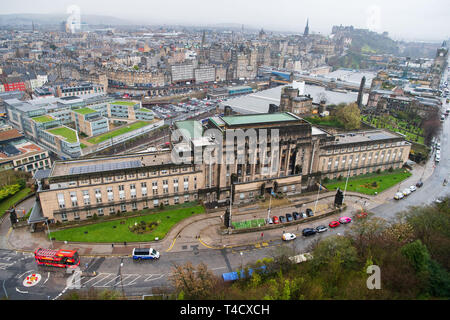 Vue du Monument Nelson, Calton Hill, à Édimbourg. GV, St Andrew's house, le gouvernement écossais, Regent Road, de la gare Waverley, le château d'Édimbourg, Edinbu Banque D'Images